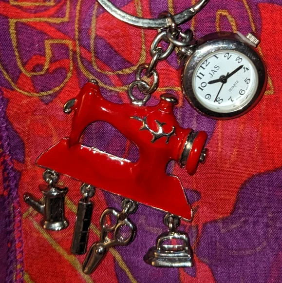 ❤️ Sewing Machine Watch Keychain - Picture 5 of 6